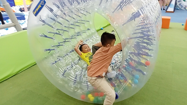 Anak-anak bermain dengan riang dan gembira. Dok pribadi