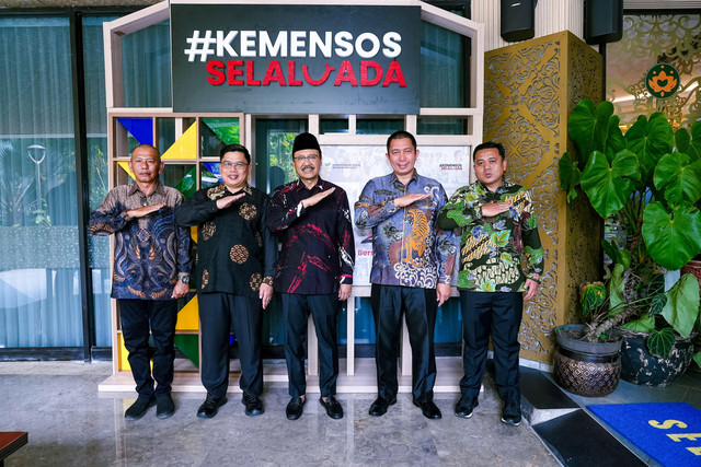 Menteri Sosial Saifullah Yusuf (Gus Ipul) menerima audiensi Gubernur Gorontalo Gusnar Ismail dan Wali Kota Pagar Alam Ludi Oliansyah di Selalu Ada Kopi, Kantor Kementerian Sosial, Jakarta Pusat, Selasa (21/4/2026). Foto: Dok. Kemensos