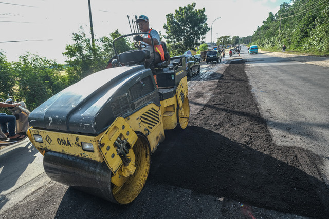 Pekerja mengoperasikan alat berat saat meratakan material aspal di Jalan Z.A Sugiarto, Kota Kendari, Sulawesi Tenggara, Kota Kendari, Selasa (21/4/2026). Foto: Andry Denisah/ANTARA FOTO