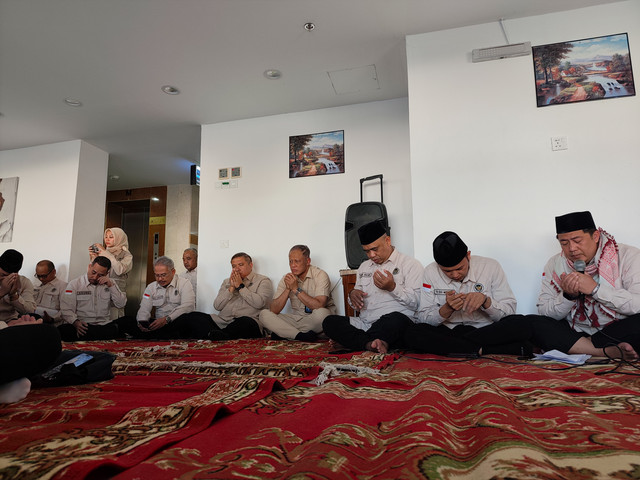 Daker Bandara menggelar doa bersama di Madinah. Foto: Dok. MCH 2026