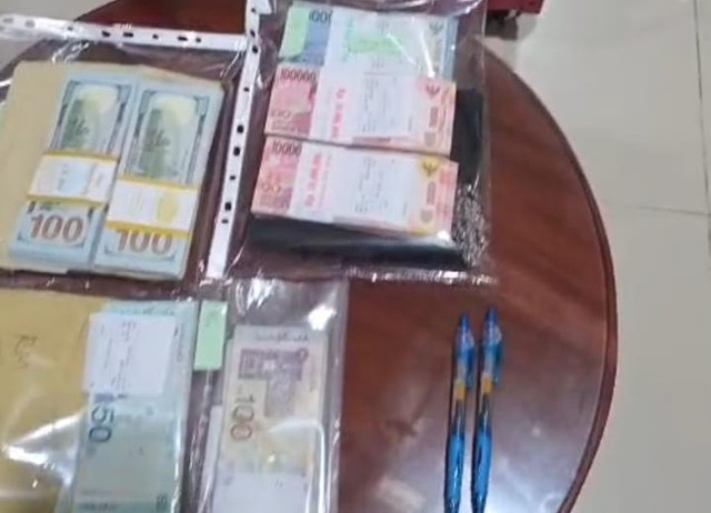 KPK menggeledah safe deposit box pada salah satu bank di Medan milik salah satu tersangka pejabat Bea Cukai terkait dugaan suap. Foto: KPK