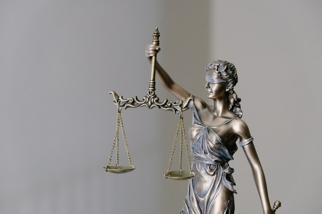 ilustrasi menurut saudara, apakah hukum internasional / layak relevan untuk disebut sebagai hukum atau seharusnya hanya bersifat mengikat secara moral?. Unsplsh/tingeyinjurylawfirm