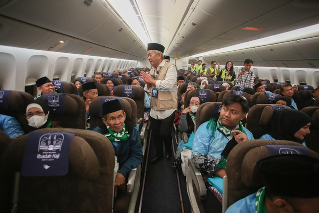 Wakil Direktur Utama Garuda Indonesia Thomas Sugiarto Oentoro (tengah) menyapa jemaah calon haji di dalam pesawat, di Terminal Haji dan Umrah 2F Bandara Soekarno Hatta, Tangerang, Banten, Rabu (22/4/2026). Foto: Muhammad Iqbal/kumparan