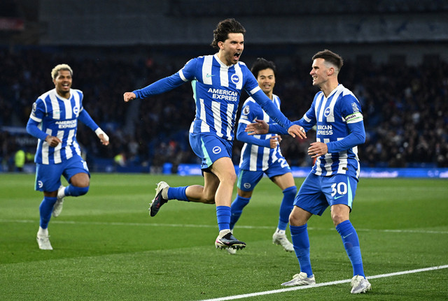 Ferdi Kadioglu dari Brighton & Hove Albion merayakan gol pertama mereka bersama Pascal Gross pada pertandingan Liga Inggris antara Brighton & Hove Albion vs Chelsea di Stadion Komunitas American Express, Brighton, Rabu (22/4/2026) dini hari WIB. Foto: Dylan Martinez/REUTERS