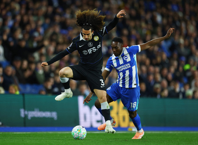 Marc Cucurella dari Chelsea beraksi dengan Danny Welbeck dari Brighton & Hove Albion pada pertandingan Liga Inggris antara Brighton & Hove Albion vs Chelsea di Stadion Komunitas American Express, Brighton, Rabu (22/4/2026) dini hari WIB. Foto: Matthew Childs/REUTERS