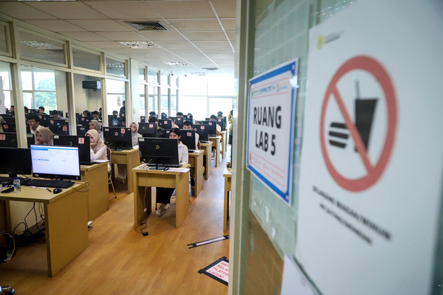 Peserta menjalani Ujian Tulis Berbasis Komputer (UTBK) untuk Seleksi Nasional Berdasarkan Tes (SNBT) di Universitas Negeri Jakarta, Rabu (22/4/2026). Foto: Iqbal Firdaus/kumparan