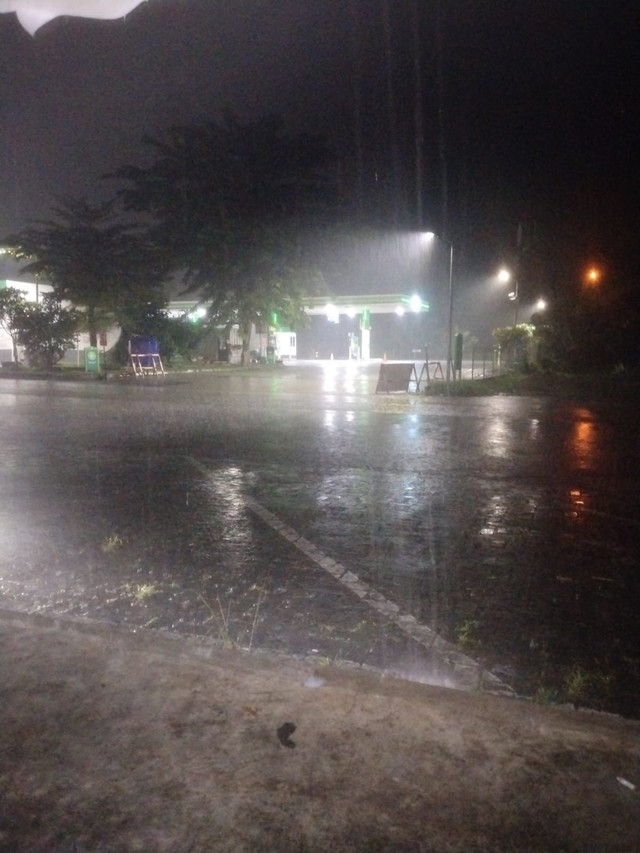 Hujan mengguyur Jakarta bersama malam yang menua. Photo: Dokumentasi Pribadi