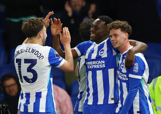 Danny Welbeck dari Brighton & Hove Albion merayakan gol ketiga mereka bersama rekannya pada pertandingan Liga Inggris antara Brighton & Hove Albion vs Chelsea di Stadion Komunitas American Express, Brighton, Rabu (22/4/2026) dini hari WIB. Foto: Matthew Childs/REUTERS