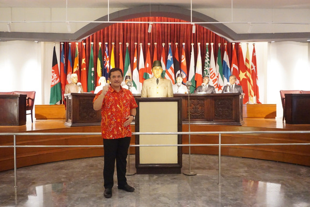 Ketua DPC PDIP Kota Yogya, Eko Suwanto, saat mengunjungi Museum KAA di Bandung. Foto: Dok. Istimewa