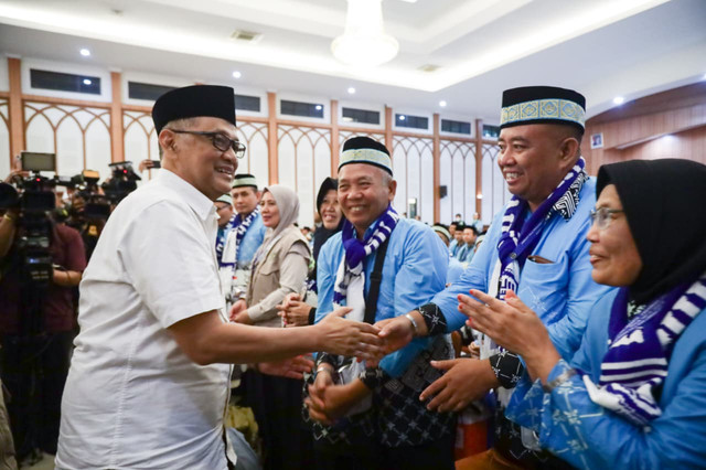 Menhaj Mochamad Irfan Yusuf (Gus Irfan) melepas jemaah haji kloter pertama di Embarkasi Jakarta-Pondok Gede pada Selasa (21/4/2026) malam. Foto: Dok. Kemenhaj RI