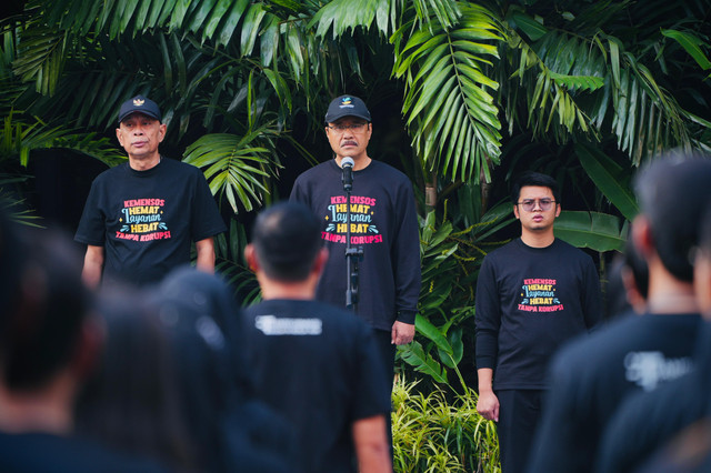 Mensos Saifullah Yusuf (Gus Ipul) didampingi Wamensos Agus Jabo beri arahan terkait transformasi budaya kerja ASN dalam apel Kemensos, Rabu (22/4/2026). Foto: Kemensos RI