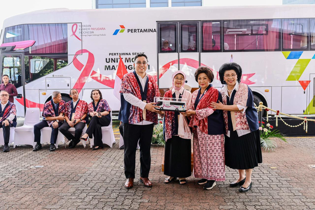 Wakil Direktur Utama PT Pertamina (Persero), Oki Muraza (kiri) menyerahkan secara simbolis bantuan mobil mamografi kepada Yayasan Kanker Payudara Indonesia (YKPI) saat acara “Gerakan Pink Check & Pasar Murah Sembako Kartini” yang diselenggarakan di Area Kantor Pusat Pertamina, Jakarta, Selasa, (21/04/2026). Foto: Dok. Pertamina