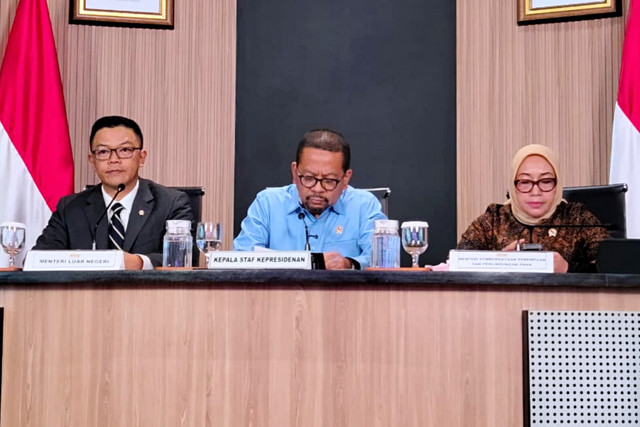 Konferensi pers Menlu Sugiono, KSP M.Qodari, Menteri PPPA Arifatul Choiri di Kantor KSP, Jakarta, Rabu (22/4/2026). Foto: Zamachsyari/kumparan
