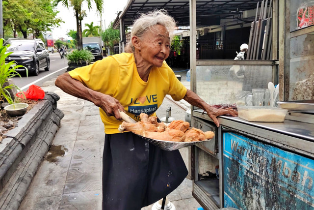 Sumartiwi atau Mbah Tiwi (76), nenek sebatang kara di Yogyakarta yang bertahan hidup dengan berjualan di warung rames sederhana di Jalan Kolonel Sugiono, Kemantren Mergangsan, Kota Yogyakarta, Rabu (22/4/2026). Foto: Panji/kumparan