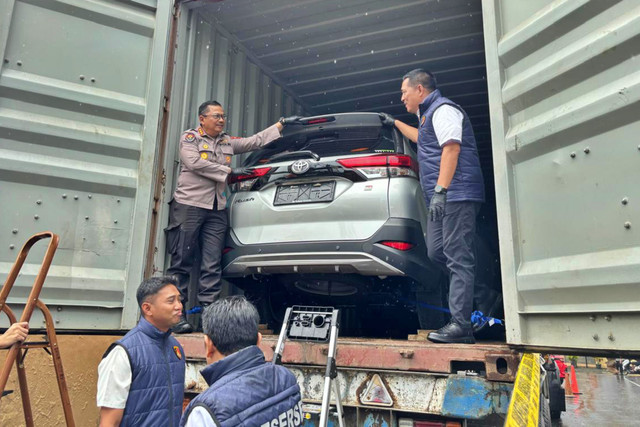 Barang bukti kendaraan yang hendak diselundupkan ke Timor Leste. Foto: Intan Alliva/kumparan