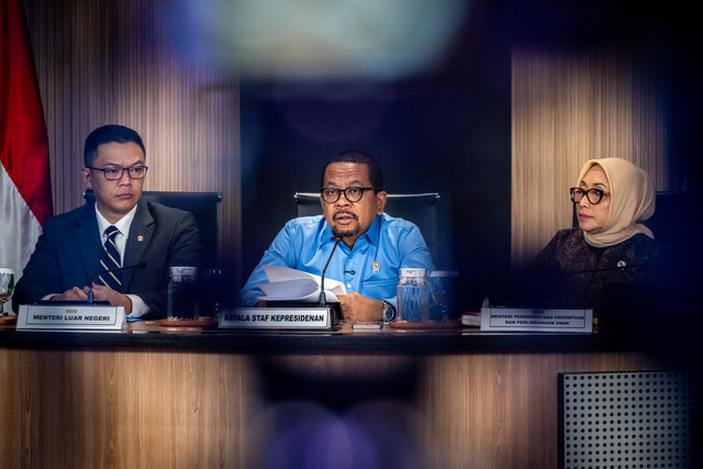 Menteri Luar Negeri Sugiono bersama Menteri Pemberdayaan Perempuan dan Perlindungan Anak  Arifah Fauzi dan Kepala Staf Kepresidenan Muhammad Qodari memberikan keterangan pers di Gedung Bina Graha, Kompleks Istana Kepresidenan, Jakarta, Rabu (22/4). Foto: Bayu Pratama S/ANTARA FOTO