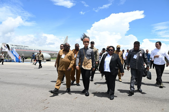 Wamendagri Ribka Haluk mendampingi kunjungan kerja Wakil Presiden (Wapres) Republik Indonesia Gibran Rakabuming Raka di Bandara Douw Aturure, Kabupaten Nabire, Papua Tengah, Senin (20/4/2026). Foto: Kemendagri RI
