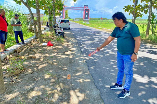 Pihak kepolisian melakukan olah TKP di jalan Desa Bulumulyo-Kuniran, tepatnya di sebelah timur Gapura Japah, turut Desa Bulumulyo, Kecamatan Batangan, Kabupaten Pati. Foto: Dok. Polresta Pati