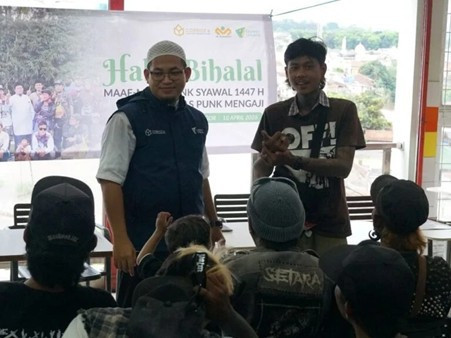 Kang Gugun juga menceritakan selama lima tahun mengaji bersama Dai Cordofa, menginspirasi dirinya dan kawan-kawan Punk lainnya untuk berbuat kebaikan, seperti menyalurkan bantuan untuk dhuafa dan janda di salah satu kampung kecil di Kota Bogor.