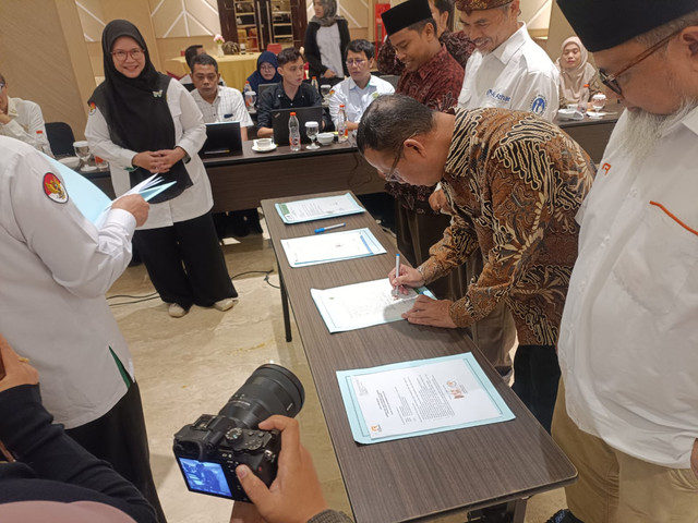 Ahmad Juwaini menyampaikan rasa syukur atas diterimanya kembali SK perpanjangan amanah bagi Dompet Dhuafa sebagai Lembaga Amil Zakat Nasional. Menurutnya, izin tersebut menjadi bentuk kepercayaan, bentuk amanah yang terus diberikan kepada Dompet Dhuafa.