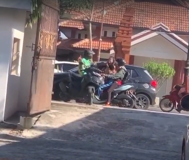 Inge Marita (28 tahun) saat marah-marah ke Lutviana dan anakanya. Foto: Istimewa