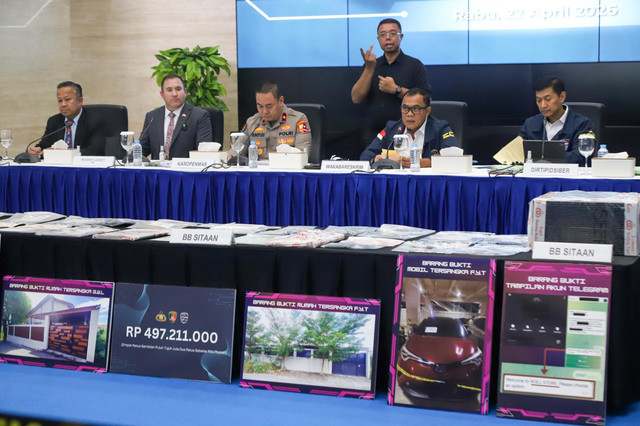 Direktorat Tindak Pidana Sumber (Dittipidsiber) Bareskrim Polri menggelar konferensi pers terkait pengungkapan produksi dan penjualan perangkat lunak ilegal Gedung Awaloedin Djamin Bareskrim Polri, Jakarta, Rabu (22/4/2026). Foto: Iqbal Firdaus/kumparan