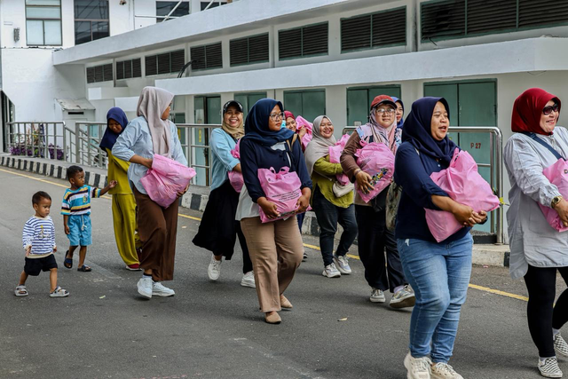Pertamina bagikan paket sembako dalam memperingati Hari Kartini di Kantor Pusat Pertamina, Jakarta, pada Senin (21/4). Foto: Dok. Pertamina