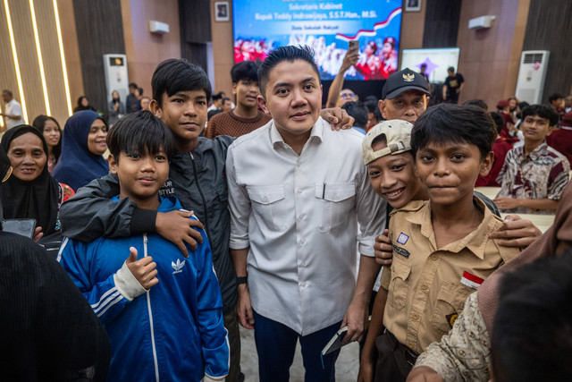 Sekretaris Kabinet (Seskab) Teddy Indra Wijaya (tengah) berfoto bersama calon siswa saat meninjau bakal Sekolah Rakyat di kompleks Sekolah Tinggi Ilmu Adminstrasi Lembaga Administrasi Negara (STIA LAN), Penjompongan, Jakarta, Rabu (22/4/2026). Foto: Bayu Pratama S/ANTARA FOTO