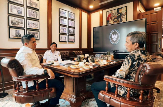Sekretaris Kabinet Teddy Indra Wijaya menerima Dirut BTN Nixon Napitupulu dan Dirut KAI Bobby Rasyidin di Gedung Sekretariat Kabinet, Jakarta, Rabu (22/04/2026). Foto: Instagram/ @sekretariat.kabinet