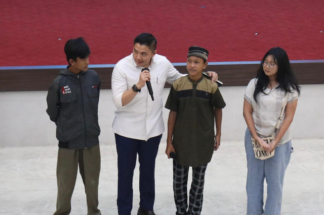 Kunjungan Mensos Gus Ipul bersama Seskab Teddy Indra Wijaya di lokasi rintisan Sekolah Rakyat di STIA LAN Pejompongan, Jakarta, pada Rabu (22/4/2026). Foto: Dok. Kemensos