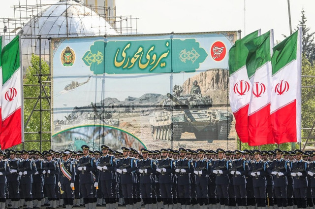 Tentara Iran mengikuti parade militer dalam upacara memperingati hari tentara tahunan negara di Teheran (Sumber: Kumparan)