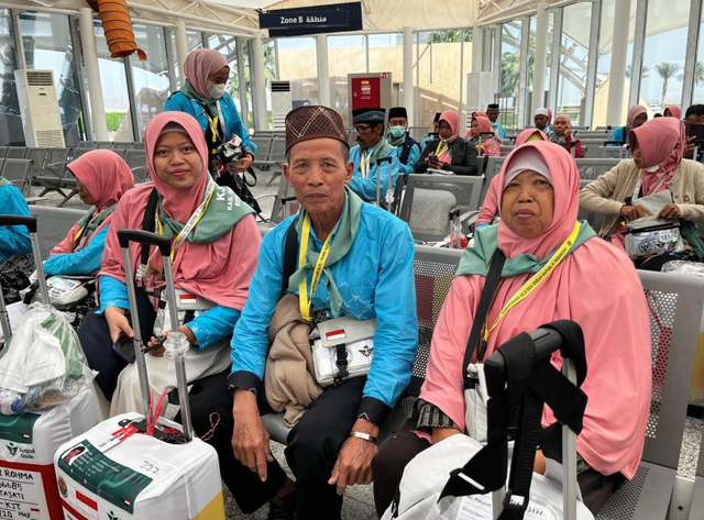 Sunasih (kanan), Tarwono (tengah) saat tiba di Bandara AMAA, Rabu (22/4). Dok MCH
