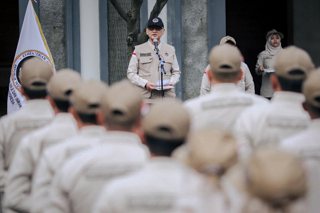 Menteri Haji dan Umrah Republik Indonesia, Mochamad Irfan Yusuf memimpin upacara pemberangkatan Petugas Penyelenggara Ibadah Haji (PPIH) Arab Saudi Daerah Kerja (Daker) Makkah di Asrama Haji Pondok Gede, Jakarta, Kamis (23/4/2026). Foto: Jamal Ramadhan/kumparan