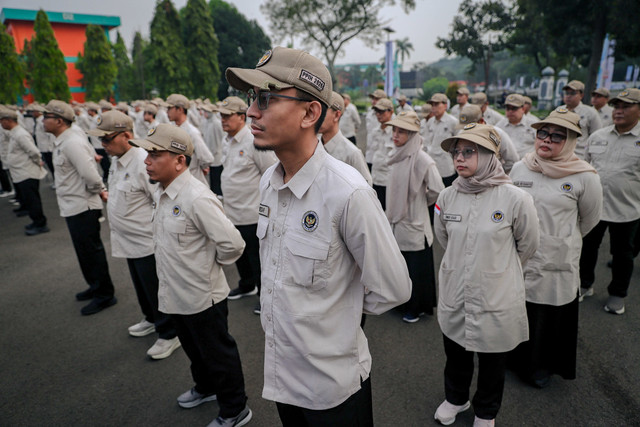 Para Petugas Penyelenggara Ibadah Haji (PPIH) Arab Saudi Daerah Kerja (Daker) Makkah mengikuti upacara pemberangkatan di Asrama Haji Pondok Gede, Jakarta, Kamis (23/4/2026). Foto: Jamal Ramadhan/kumparan