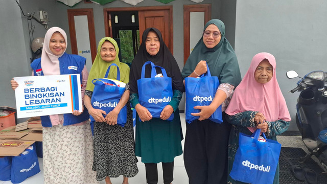 Bantuan Bingkisan Lebaran untuk Warga Kelurahan Polehan, Blimbing, Kota Malang (Sumber : DT Peduli)