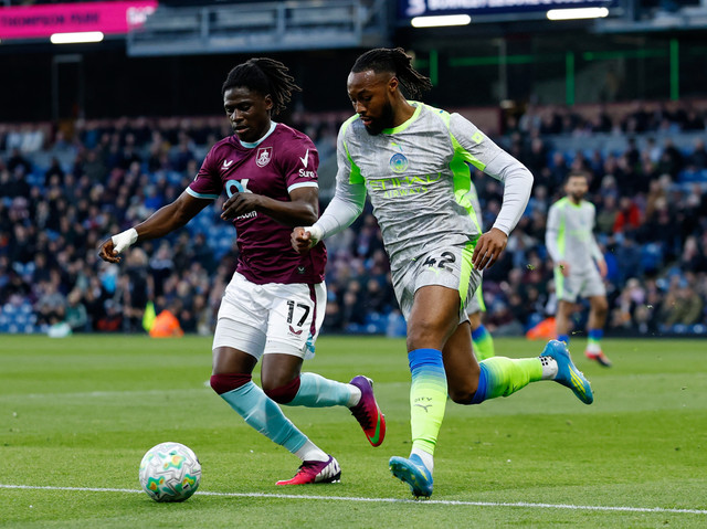 Loum Tchaouna dari Burnley beraksi dengan Antoine Semenyo dari Manchester City pada pertandingan Liga Inggris antara Burnley vs Manchester City di Turf Moor, Burnley, Kamis (23/4/2026). Foto: Jason Cairnduff/REUTERS