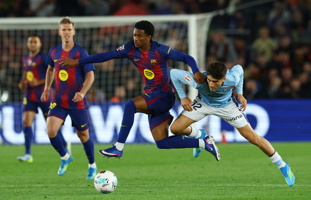 Alejandro Balde dari FC Barcelona beraksi bersama Javi Rodriguez dari Celta Vigo pada pertandingan Liga Spanyol antara FC Barcelona vs Celta Vigo di Spotify Camp Nou, Barcelona, Kamis (23/4/2026) dini hari WIB. Foto: Albert Gea/REUTERS