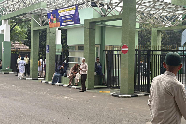 Sejumlah orang tua tampak menunggu di sekitar area kampus saat anaknya mengikuti pelaksanaan SNBT 2026 di Universitas Pembangunan Nasional Veteran Jakarta (UPNVJ), Kampus Pondok Labu, Jakarta Selatan, Kamis (23/4/2026). Foto: Jeni Ritanti/kumparan