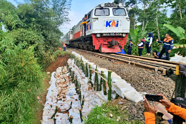Penggerusan (Gogosan) pada rel di wilayah Cibeber, Lampegan, Cianjur, Jawa Barat. Foto: Dok. Istimewa