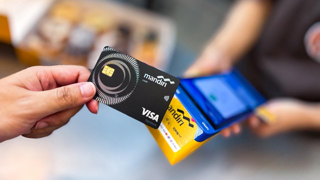 Ilustrasi nasabah menggunakan Mandiri Kartu Kredit. Foto: Dok. Bank Mandiri 