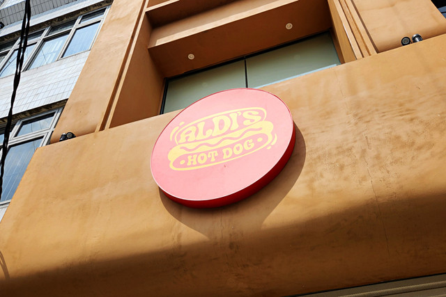 Aneka menu makanan dan suasana di Aldi's Hotdog, Pondok Pinang, Jakarta. Foto: Azalia Amadea/kumparan