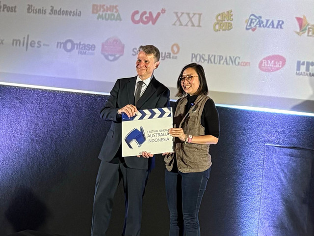 Duta Besar Australia untuk Indonesia Rod Brazier (kiri) dan Wakil Menteri Ekonomi Kreatif Irene Umar membuka Festival Sinema Australia Indonesia (FSAI) 2026 di Jakarta, Rabu (22/4/2026). Foto: Firda Brillianti/kumparan