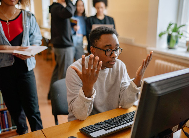 Ilustrasi susahnya bayar pajak. Sumber:  Yan Krukau dari Pexels via canva.com