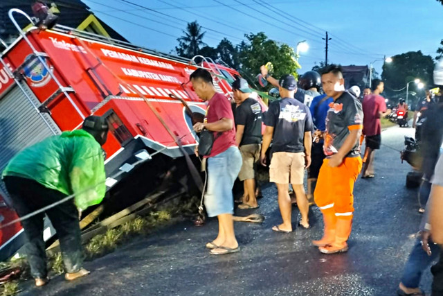 Mobil pemadam kebakaran (damkar) BPBD Kabupaten Bantul terperosok ke sawah usai menghindari dua kendaraan saat berpapasan di jalan sempit di Jalan Paker-Sidomulyo, Mulyodadi, Kapanewon Bambanglipuro, Kabupaten Bantul, Rabu (22/4/2026) sore. Foto: Dok. Polres Bantul