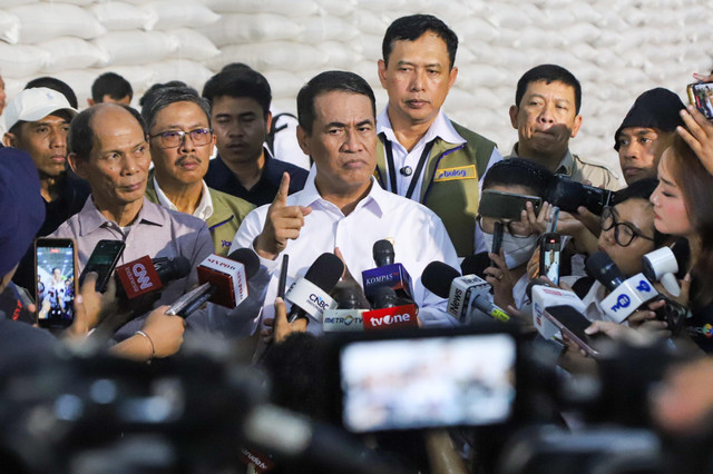 Menteri Pertanian RI Amran Sulaiman didampingi Kepala Bulog Ahmad Rizal Ramdhani melakukan sidak pengecekan stok beras di Gudang Beras Bulog, Karawang, Jawa Barat, Kamis (23/4/2026). Foto: Iqbal Firdaus/kumparan