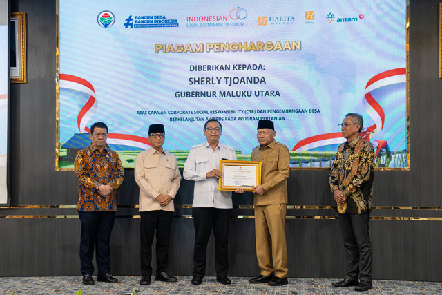 Wagub Maluku Utara, Sarbin Sehe menerima penghargaan CSR dan PBD Awards 2026 pada program penguatan sektor pertanian berbasis desa dari Kemendes PDT, di Jakarta, Selasa (21/4/2026). Foto: Dok. Harita Nickel