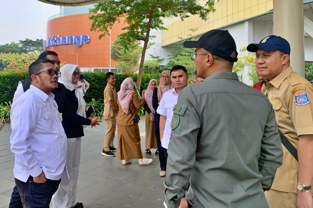 Pansus Rancangan Peraturan Daerah (Raperda) Rencana Tata Ruang Wilayah DPRD Kota Tangerang Selatan melakukan inspeksi lapangan ke lima titik lokasi terkait penataan ruang wilayah dan persoalan lingkungan. Foto: Dok. DPRD Tangsel