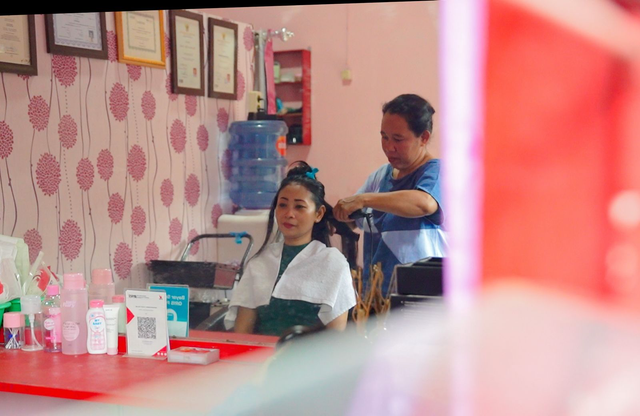 Nasabah PNM Mekaar, Anastasia Puji Astuti, membuka salon kecantikan dan memberikan pendampingan untuk orang dengan gangguan jiwa (ODGJ). Foto: Dok. PNM