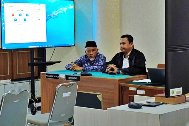 Eks Bupati Sleman, Sri Purnomo saat di Pengadilan Negeri (PN) Yogyakarta terkait perkara korupsi Dana Hibah Pariwisata Kabupaten Sleman 2020, Kamis (23/4/2026). Foto: Panji/kumparan