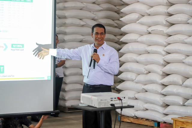 Menteri Pertanian RI Amran Sulaiman usai mengecek stok beras di Gudang Bulog, Karawang, Jawa Barat, Kamis (23/4/2026). Foto: Iqbal Firdaus/kumparan
